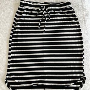 Black and white skirt, size M.